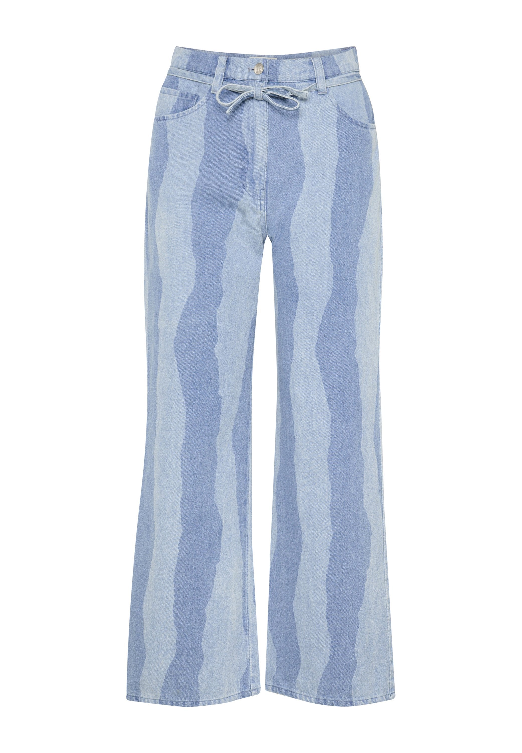 Hellblaue Jeanshose mit weitem Bein und strukturiertem Streifenmuster. Mit elastischem Bund und klassischer Fünf-Taschen-Stil.