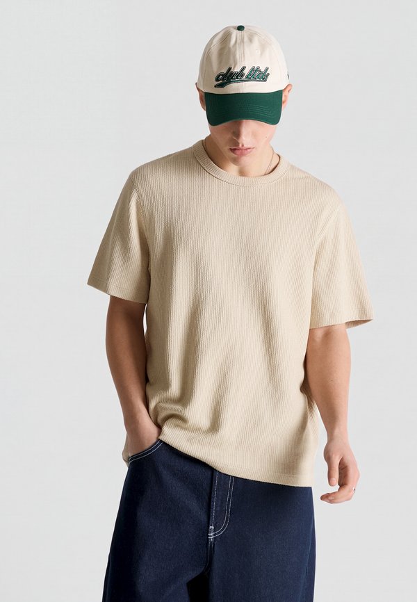 Bershka TEXTURED SHORT SLEEVE - T-SHIRT - Basic T-shirt - camel