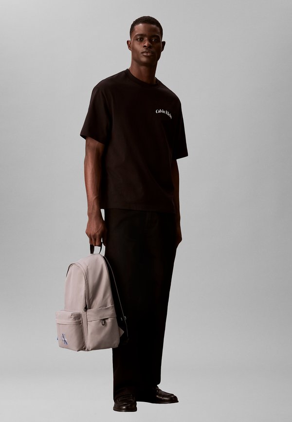 Calvin Klein BOLD ROUND BACKPACK UNISEX - Rucksack - cloudburst