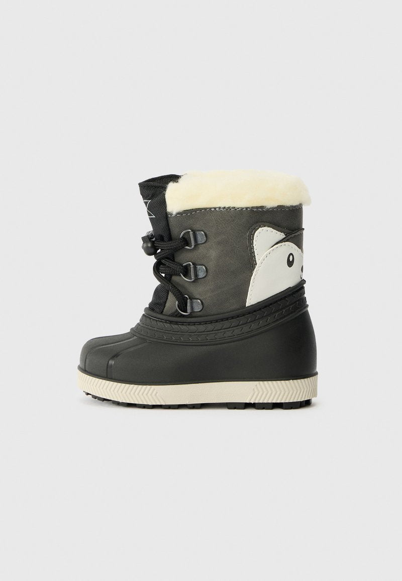 Grauer wasserdichter Stiefel mit einem weißen Fleecekragen, schwarzen Schnürsenkeln und einer strukturierten Gummisohle. Auf der Seite befindet sich ein verspieltes Tierdesign.