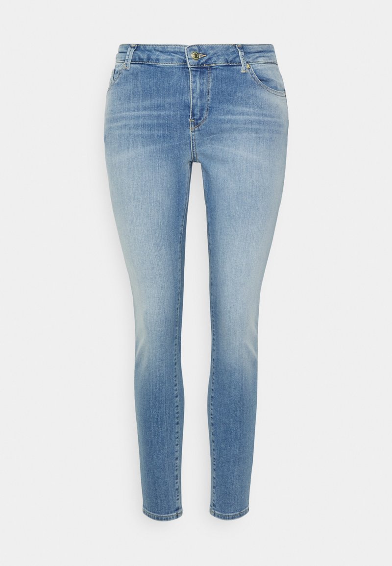 Hellblaue, enge Jeans aus Denim. Verfügt über ein klassisches Fünf-Taschen-Design, einen Knopfverschluss und leichte Verfärbungen an den Oberschenkeln.