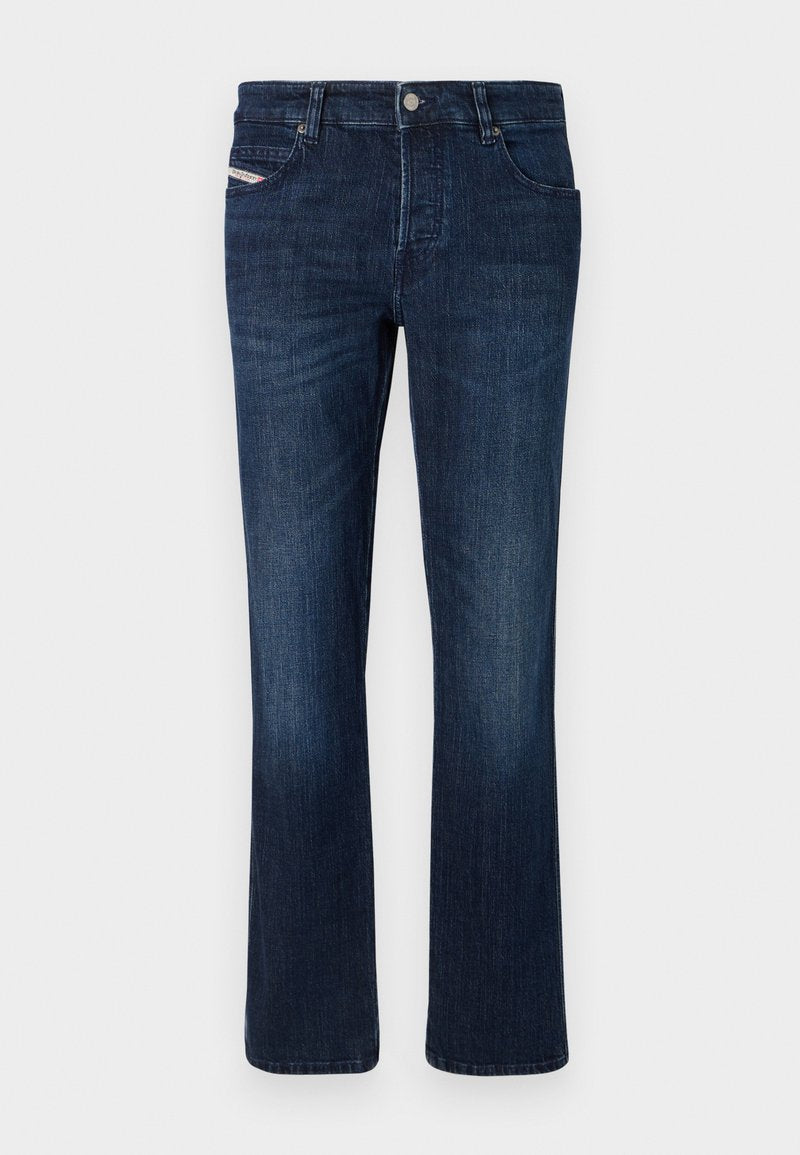 Dunkelblaue Denim-Jeans mit geradem Schnitt. Verfügt über fünf Taschen, einen Metallknopfverschluss und dezente Nähte an der Gesäßtasche.