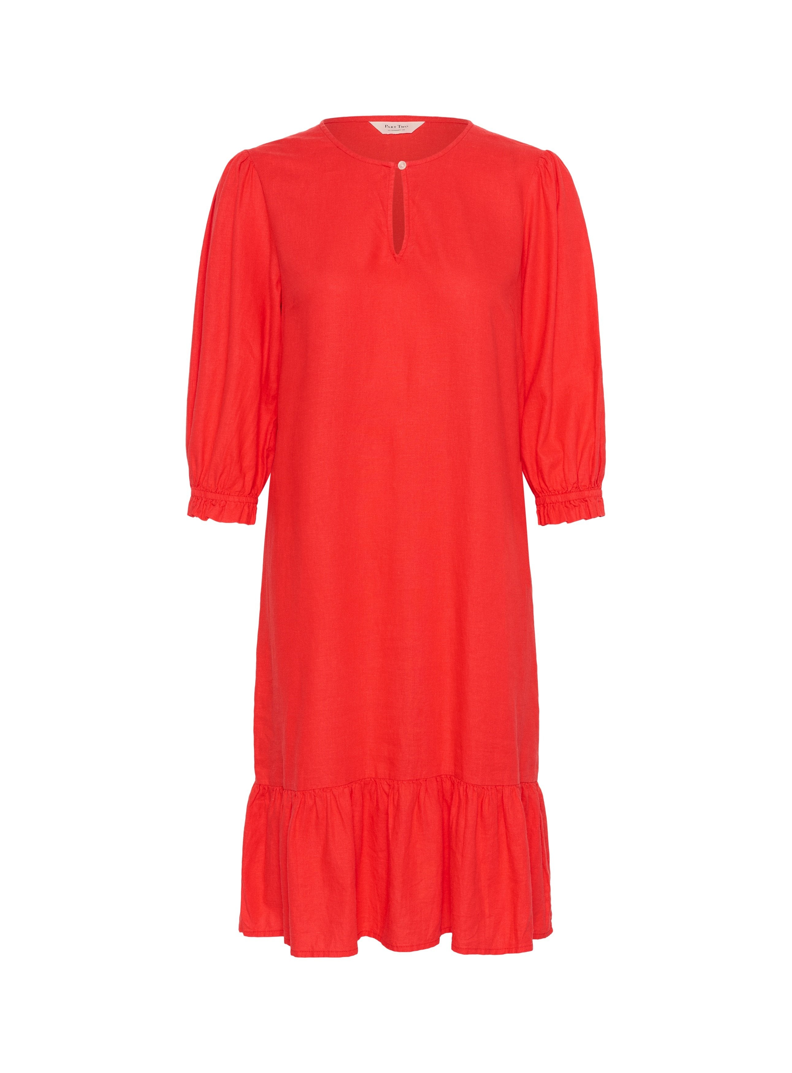 Rotes Leinenkleid mit rundem Halsauschnitt und Schlüssellochdetail, gepufften Ärmeln und einem gesmokten Saum. Glatte Textur und knielanges Design.