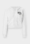 Gekürzter grauer Hoodie mit Frontreißverschluss, Kordelzug, NYC-Grafik und gerippten Bündchen. Weicher Stoff mit glatter Textur und kontrastierenden Seitenstreifen.