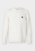 Weißer Strickpullover mit runden Halsausschnitt, gerippten Bündchen und Saum; mit einem kleinen patch in rot, weiß und blau auf der Brust.