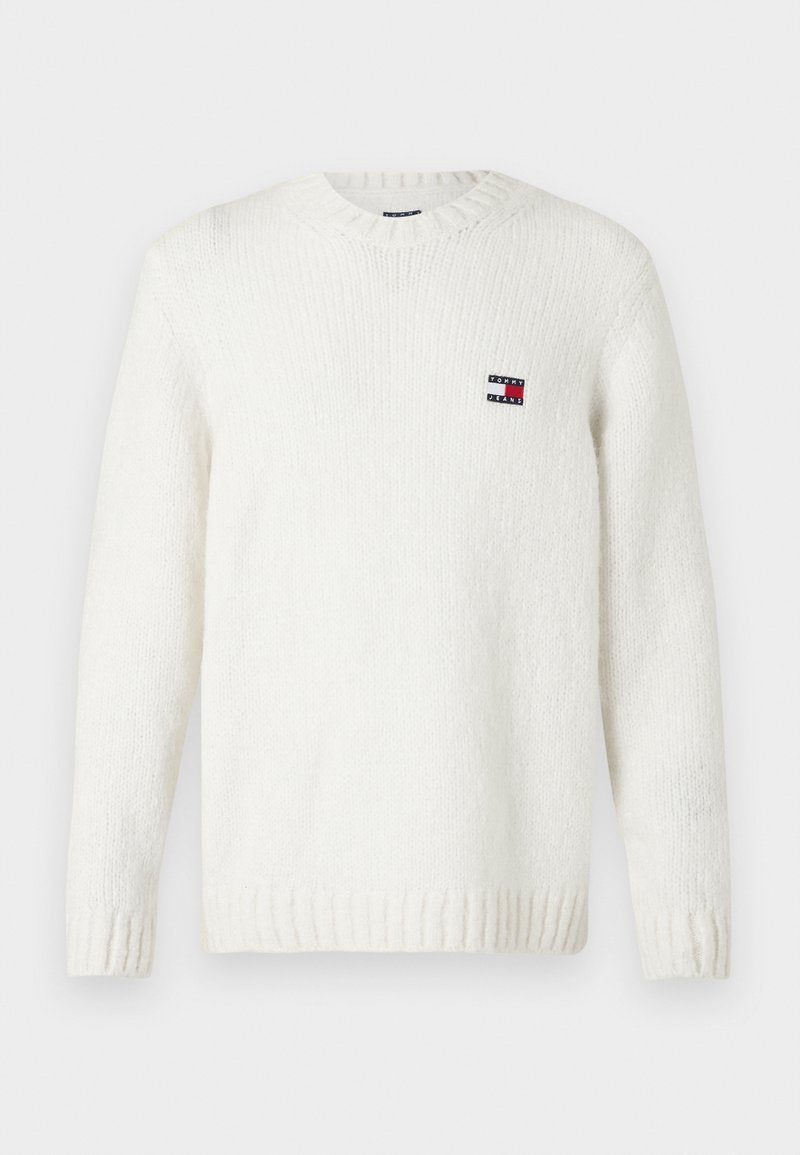 Weißer Strickpullover mit runden Halsausschnitt, gerippten Bündchen und Saum; mit einem kleinen patch in rot, weiß und blau auf der Brust.