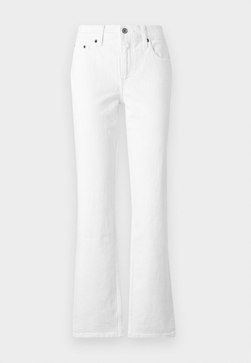 Weiße, ausgestellte Jeans aus Denim mit hoher Taille, fünf Taschen und einem Knopfverschluss. Der Stoff hat eine glatte Textur mit sichtbaren Nähten.