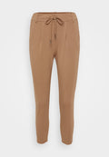 Hellbraune, tapered Hosen aus weichem Material, mit einem Kordelzugbund, vorderen Falten und elastischen Bündchen an den Knöcheln.