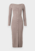 Langer, gerippter Strickkleid in Hellbraun mit quadratischem Ausschnitt, vollem Ärmel und einer geknöpften Front, in figurbetonter Silhouette und Midi-Länge.