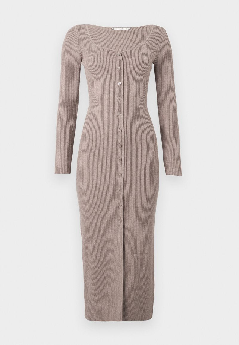 Langer, gerippter Strickkleid in Hellbraun mit quadratischem Ausschnitt, vollem Ärmel und einer geknöpften Front, in figurbetonter Silhouette und Midi-Länge.