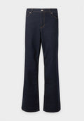 Dunkelblaue Denim-Jeans mit geradem Bein, vorderem Knopfverschluss und sichtbaren orangen Nähten an Taschen und Nähten.