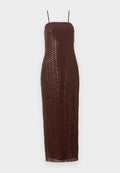 Braunes Midikleid mit Pailletten und Spaghettiträgern, das eine figurbetonte Silhouette und eine strukturierte, schimmernde Oberfläche mit einem linearen Muster aufweist.