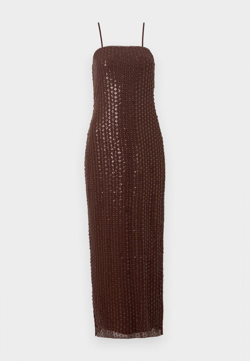 Braunes Midikleid mit Pailletten und Spaghettiträgern, das eine figurbetonte Silhouette und eine strukturierte, schimmernde Oberfläche mit einem linearen Muster aufweist.