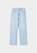 Helleblaue Jeans aus Denim mit geradem Bein, fünf Taschen und einem Knopfverschluss. Sie haben eine glatte Textur und gestickte Details.