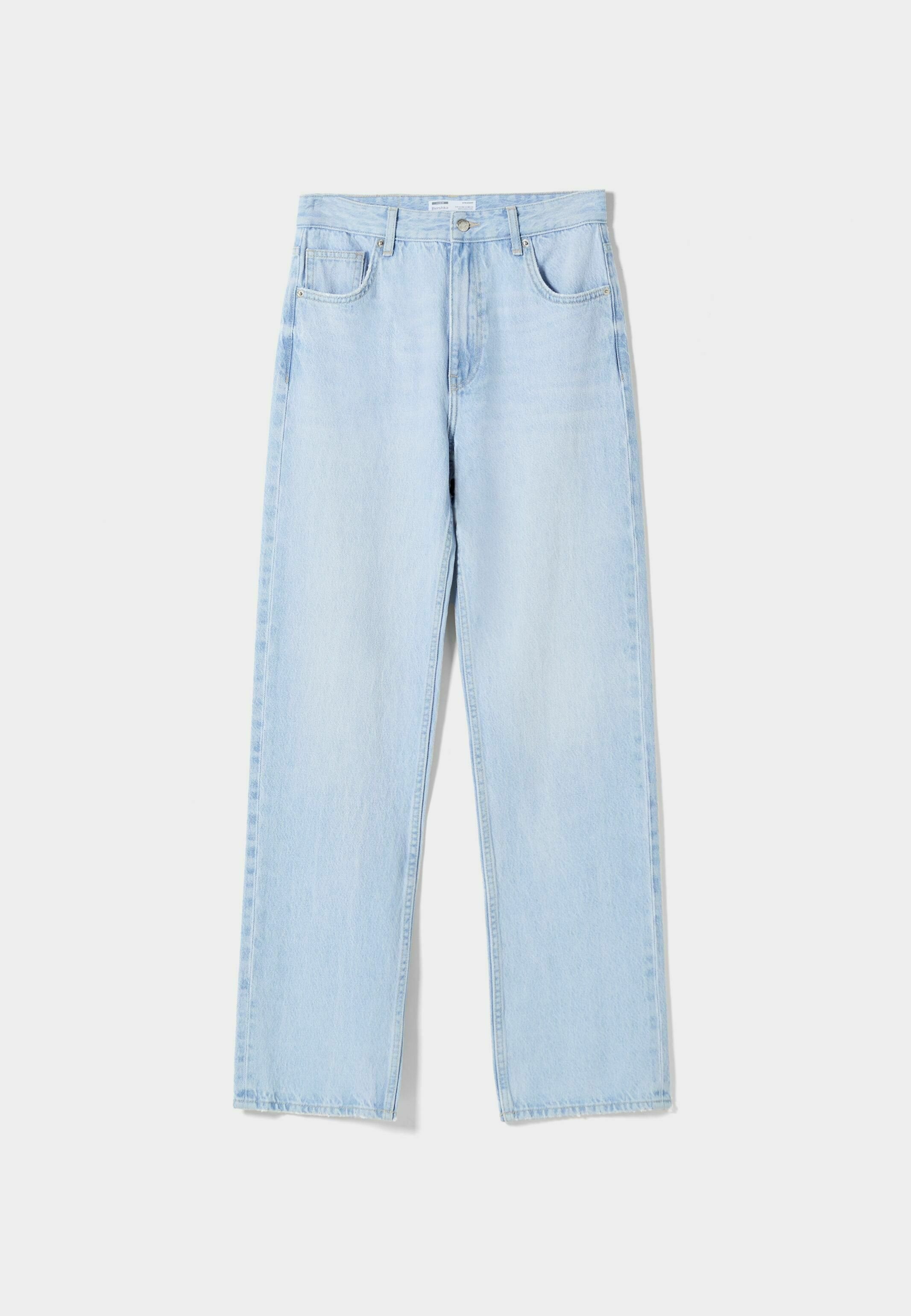 Helleblaue Jeans aus Denim mit geradem Bein, fünf Taschen und einem Knopfverschluss. Sie haben eine glatte Textur und gestickte Details.