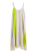 Ärmelloses Kleid mit diagonalen Streifen in lebhaftem Grün, Lavendel und Creme. Hergestellt aus glattem Stoff mit leichtem Glanz, lässiger Schnitt.