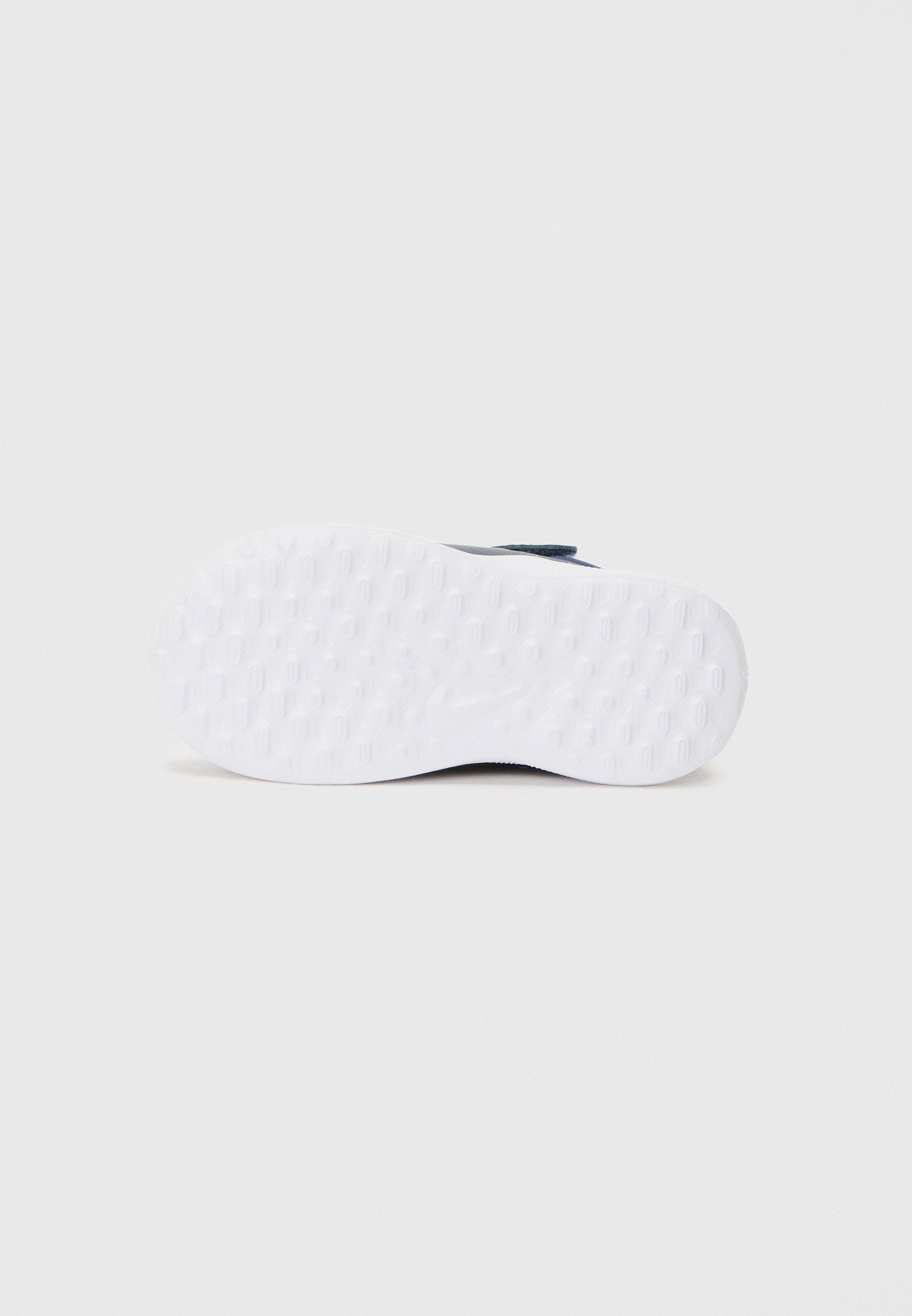Nike Performance REVOLUTION 7