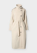 Langer beiger Trenchcoat mit hohem Kragen, Knopfverschluss, tailliertem Gürtel, Schulterklappen und vorderen Taschen.