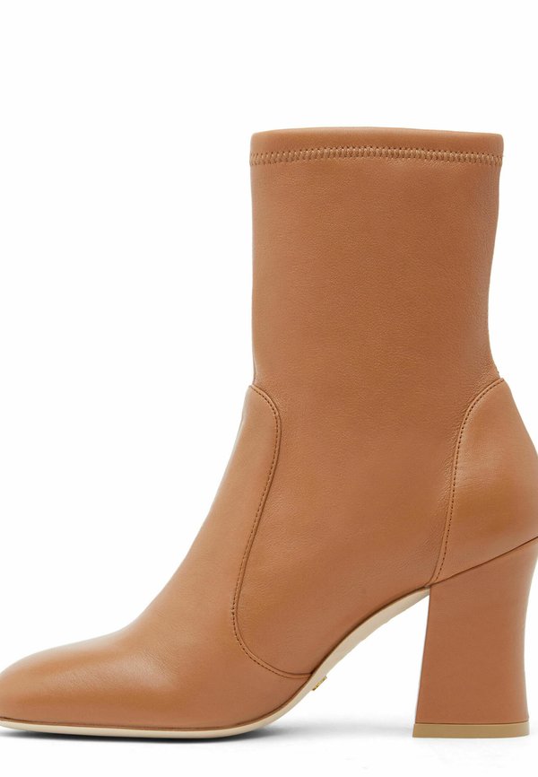 Stuart Weitzman CURVEBLOCK
