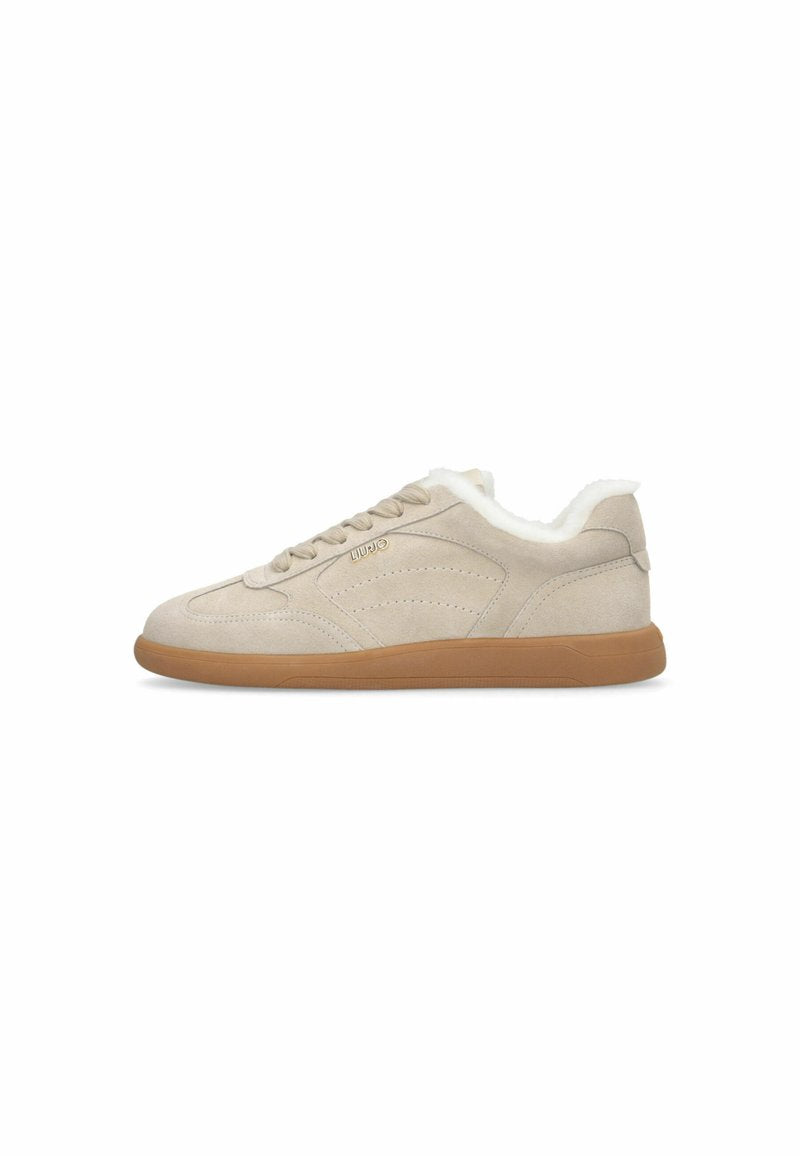Beige Wildleder-Sneaker mit Kunstfellfutter, einer Gummisohle und gestickten Details. Verfügt über Schnürsenkel und ein Logo an der Seite.