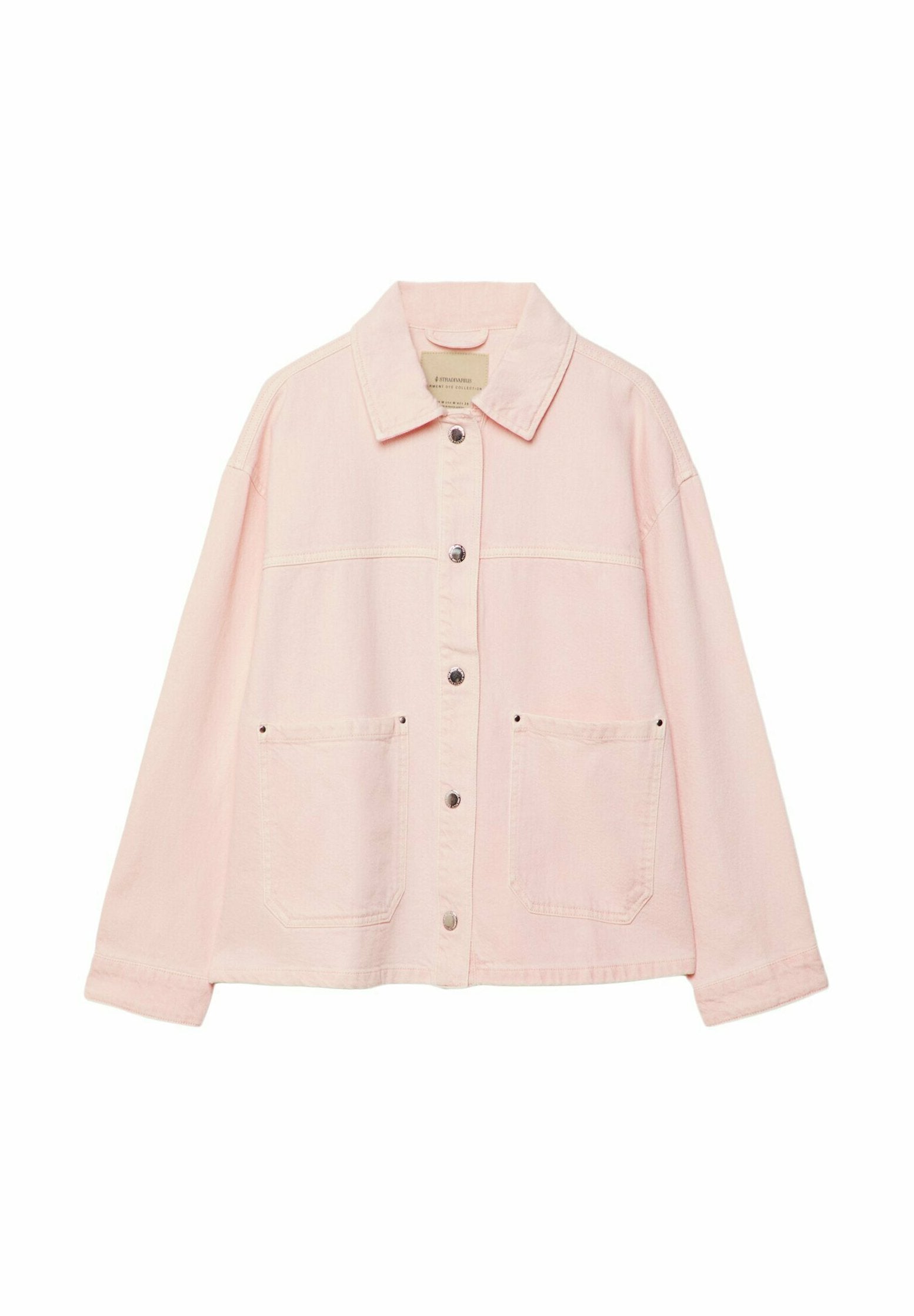 Helles rosa Jeansjacke mit einem Kragen, Frontknöpfen und zwei großen Taschen. Verfügt über eine entspannte Passform und sichtbare Nahtdetails.