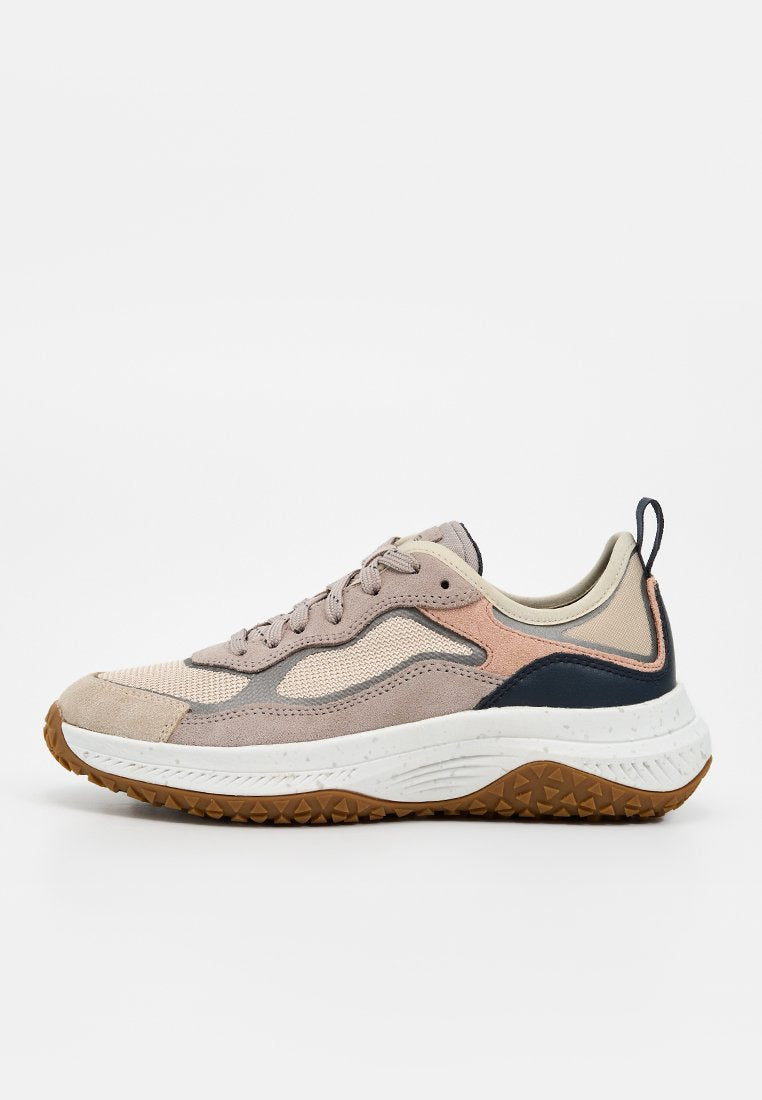 Low-Top-Sneaker mit beigen, pinken, grauen und navyfarbenen Mesh- und Wildlederpaneelen, weißer dicker Sohle und brauner strukturierter Außensohle, von der Seite gezeigt.