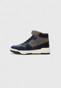 High-Top-Sneaker aus einer Mischung aus blauen Wildleder und grauem Stoff, mit schwarzen Akzenten und einer weißen Gummisohle. Mit Klettverschluss und Schnürung.