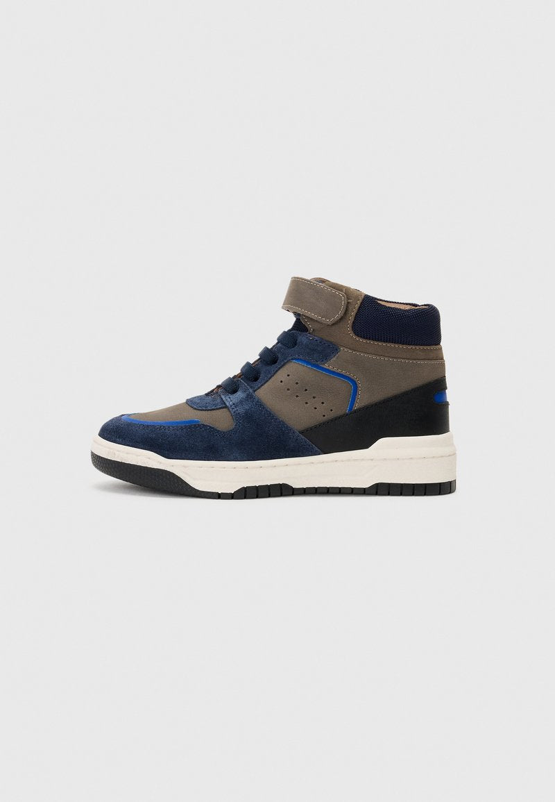 High-Top-Sneaker aus einer Mischung aus blauen Wildleder und grauem Stoff, mit schwarzen Akzenten und einer weißen Gummisohle. Mit Klettverschluss und Schnürung.