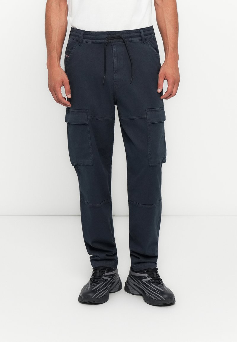 Marine Cargo-Hosen mit einem elastischen Bund, Kordelzug und zwei Seitentaschen. Hergestellt aus Baumwolle mit glatter Textur und geradem Schnitt.