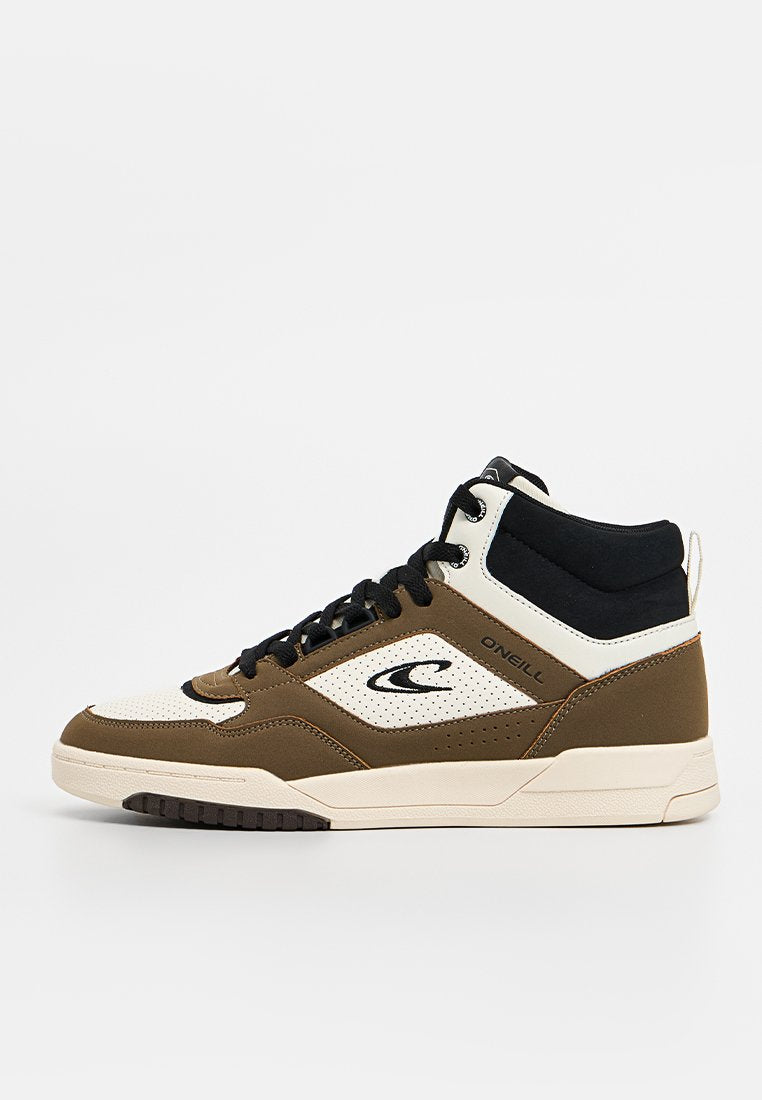 Hochschnittige Sneakers mit einem Obermaterial aus braunem und weißem Leder mit schwarzen Akzenten, strukturierten Paneelen und einer Gummisohle. Mit Logo an der Seite.