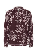Langärmlige bordeauxfarbene Bluse mit aufwendigen floralen Mustern in hellem Rosa, mit einem knöpfbaren Kragen und dezenten Faltenelementen.