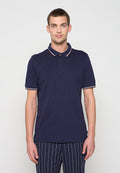 Marineblaues Poloshirt mit Kragen und kontrastierenden hellen Streifen. Der Stoff wirkt strukturiert, und das Design umfasst eine Knopfleiste.