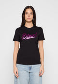 Schwarzes Baumwoll-T-Shirt mit einem großen, glänzenden, pink-lila „Diesel“-Logo mit geschwungenem Design über der Brust. Kurzärmlig.