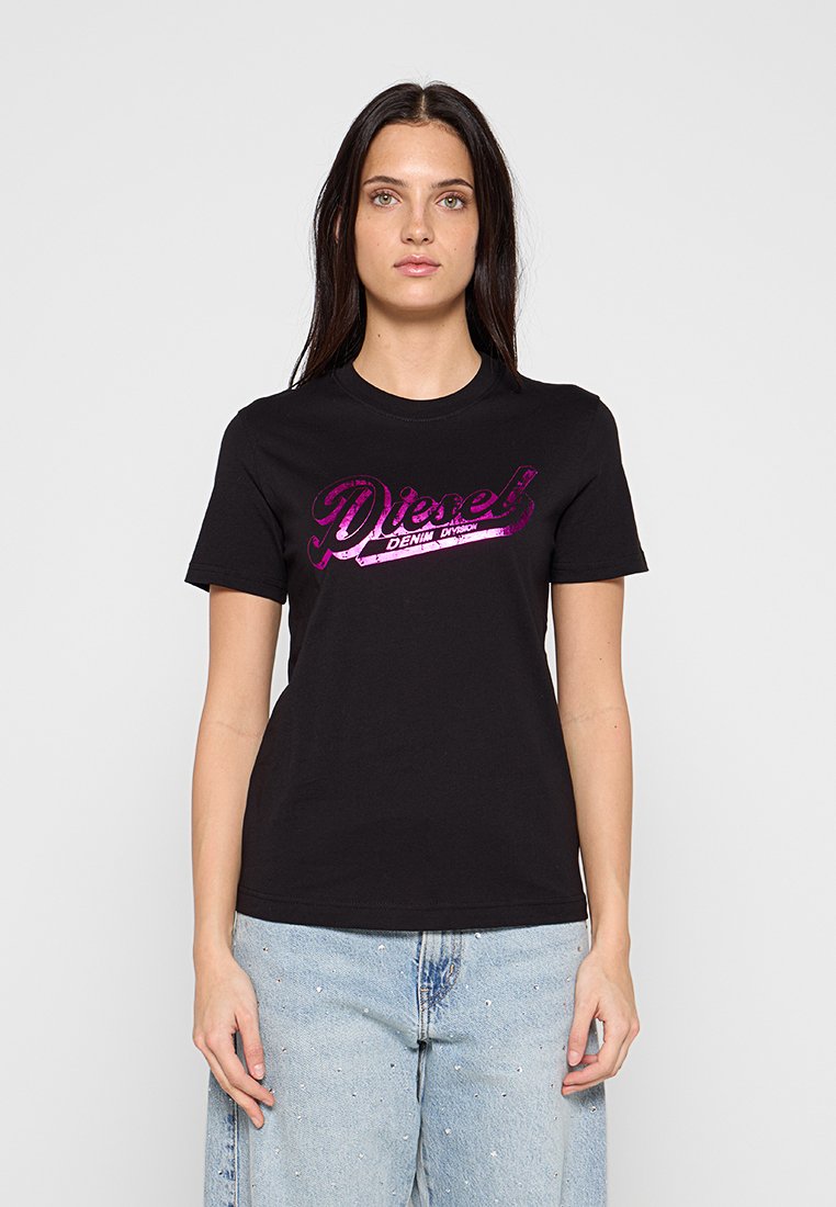 Schwarzes Baumwoll-T-Shirt mit einem großen, glänzenden, pink-lila „Diesel“-Logo mit geschwungenem Design über der Brust. Kurzärmlig.