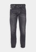 Herren Jeans in Dunkelgrau im Gerade-Schnitt, mit einem Knopf- und Reißverschluss, fünf Taschen und dezenten Ausbleichungen auf dem Stoff.