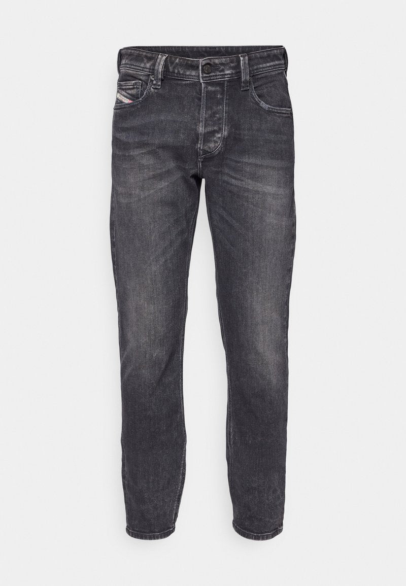 Herren Jeans in Dunkelgrau im Gerade-Schnitt, mit einem Knopf- und Reißverschluss, fünf Taschen und dezenten Ausbleichungen auf dem Stoff.