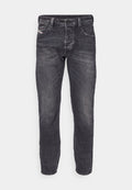 Herren Jeans in Dunkelgrau im Gerade-Schnitt, mit einem Knopf- und Reißverschluss, fünf Taschen und dezenten Ausbleichungen auf dem Stoff.