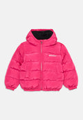 Rosa Pufferjacke mit Reißverschluss, elastischen Bündchen, Kapuze und zwei vorderen Taschen. Mit dem "HUGO"-Logo auf der linken Brust.