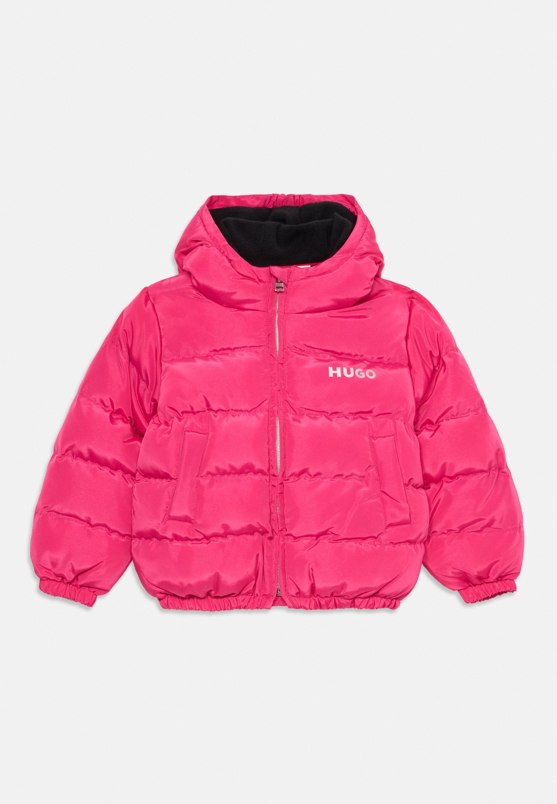 Rosa Pufferjacke mit Reißverschluss, elastischen Bündchen, Kapuze und zwei vorderen Taschen. Mit dem "HUGO"-Logo auf der linken Brust.