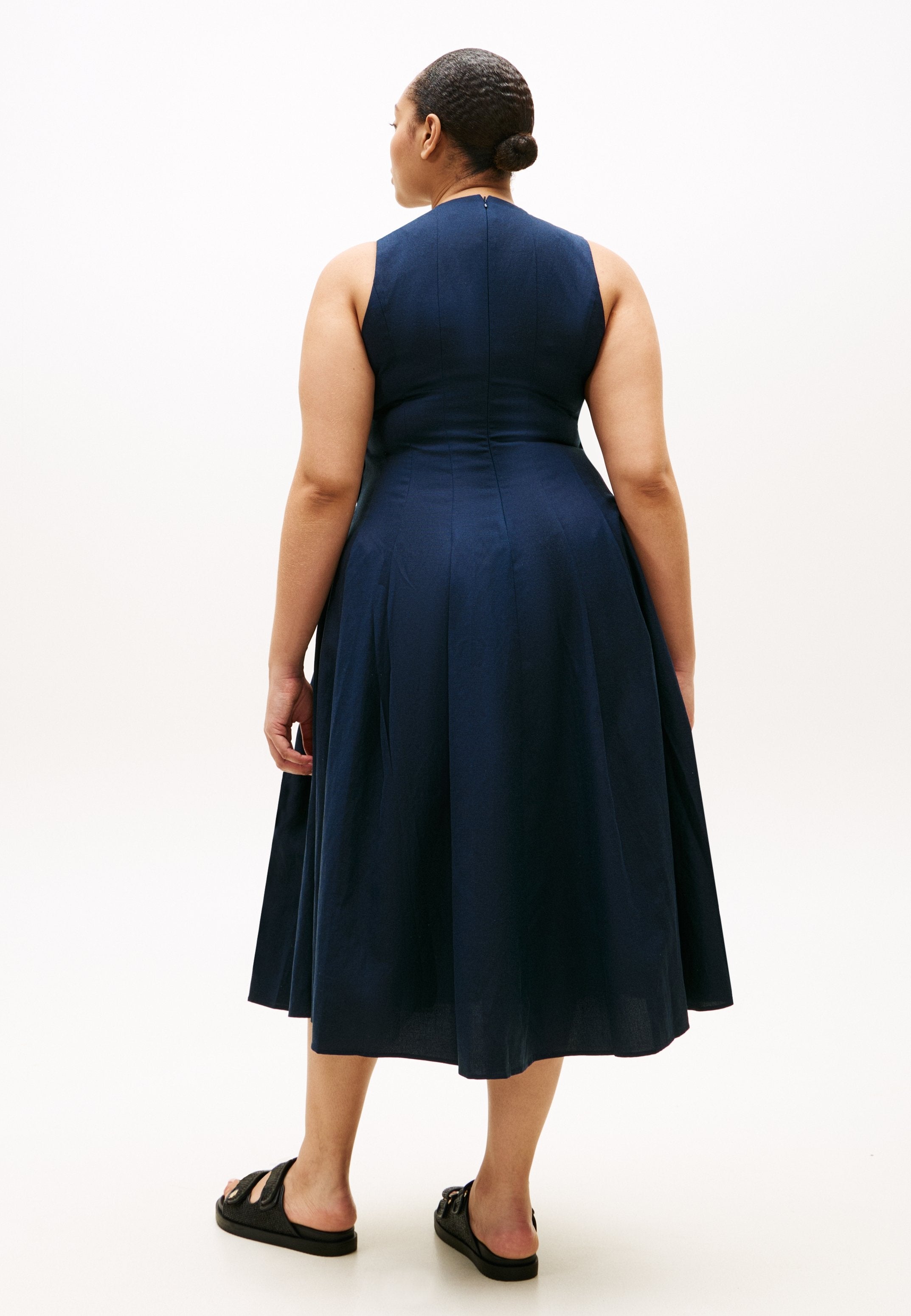 CURVE GOLD-TONE BUTTON LINEN BLEND MIDI DRESS Media 3