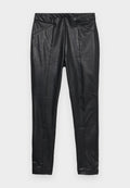 Schwarze Lederhose im Slim-Fit-Schnitt, mit einem elastischen Bund und zwei vorderen Taschen mit gesteppten Details. Glatte, strukturierte Oberfläche.