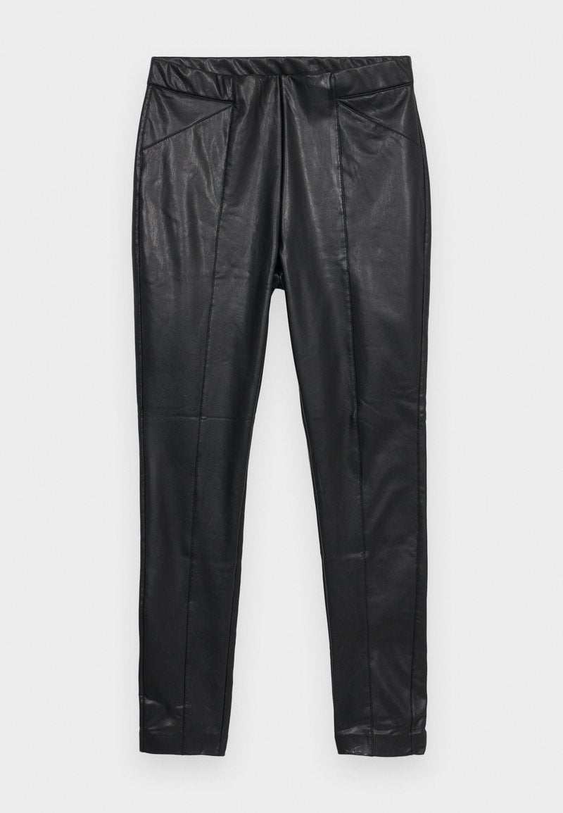Schwarze Lederhose im Slim-Fit-Schnitt, mit einem elastischen Bund und zwei vorderen Taschen mit gesteppten Details. Glatte, strukturierte Oberfläche.