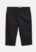 Schwarze knielange Shorts mit Gürtelschlaufen und Seitentaschen, flach auf einem weißen Hintergrund präsentiert.