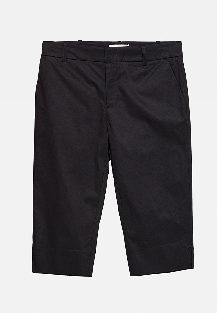 Schwarze knielange Shorts mit Gürtelschlaufen und Seitentaschen, flach auf einem weißen Hintergrund präsentiert.