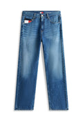Blaue Jeans mit geradem Bein, Vordertaschen, Knopf- und Reißverschluss sowie sichtbarem Markenetikett innen am Bund.