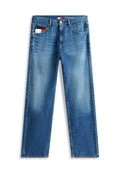 Blaue Jeans mit geradem Bein, Vordertaschen, Knopf- und Reißverschluss sowie sichtbarem Markenetikett innen am Bund.