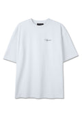 Weißes T-Shirt mit kurzen Ärmeln, kleinem schwarzem "Pegador"-Logo auf der linken Brust, Rundhalsausschnitt und entspannter Passform.