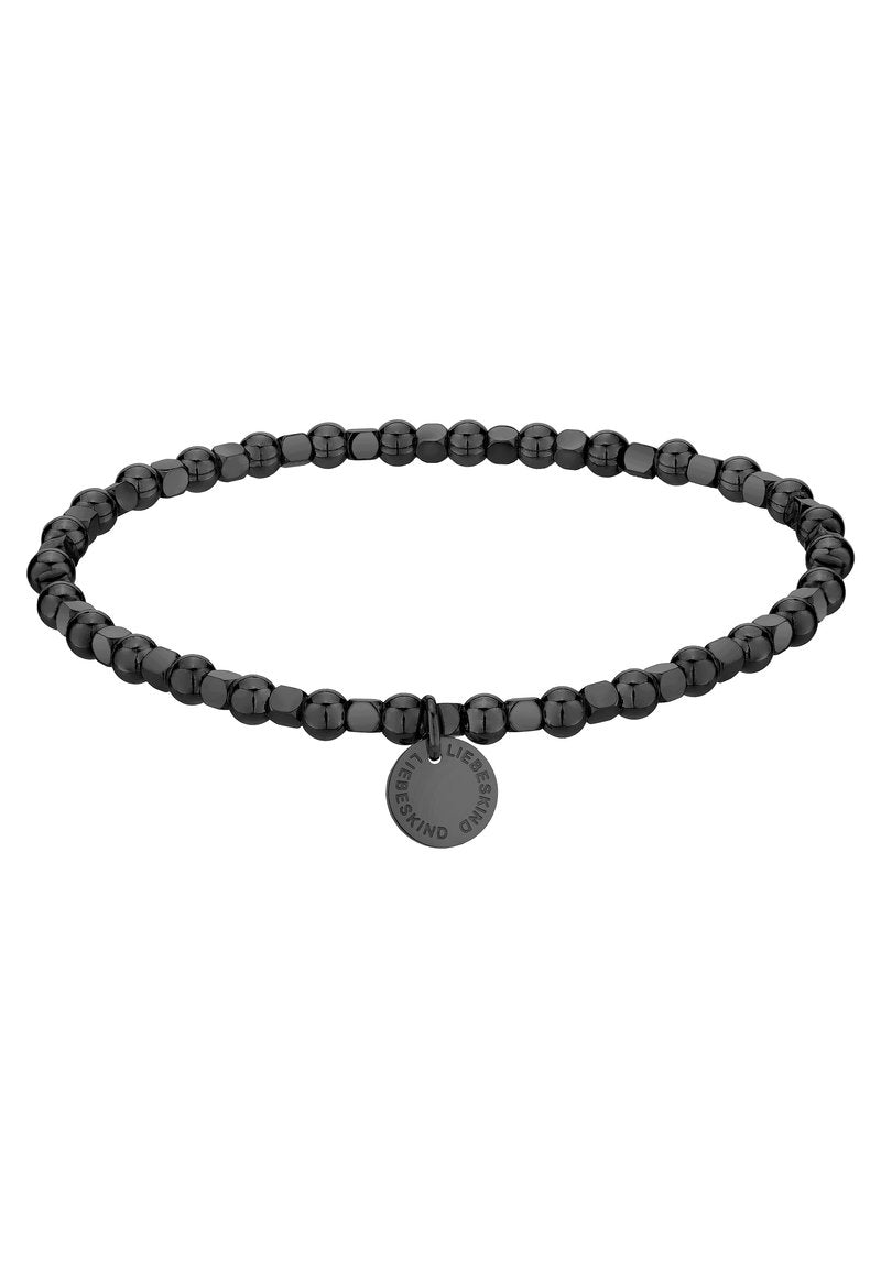 Schwarzes Perlenarmband mit glatten, runden und facettierten Perlen, versehen mit einem kleinen runden Metallschild, auf dem "LIEBESKIND" geprägt ist.
