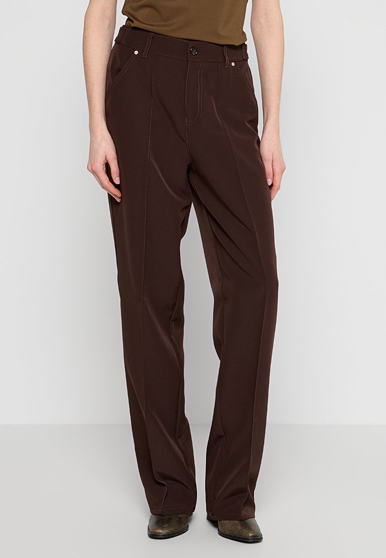 Braune gerade geschnittene Hose aus glattem Stoff, mit Fronttaschen, Knopfverschluss und kontrastierenden Steppnähten.