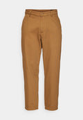 Braune, gerade geschnittene Hose mit glatter Textur, Knopfverschluss und Gürtelschlaufen. Sie zeichnet sich durch ein klassisches Design ohne sichtbare Muster aus.
